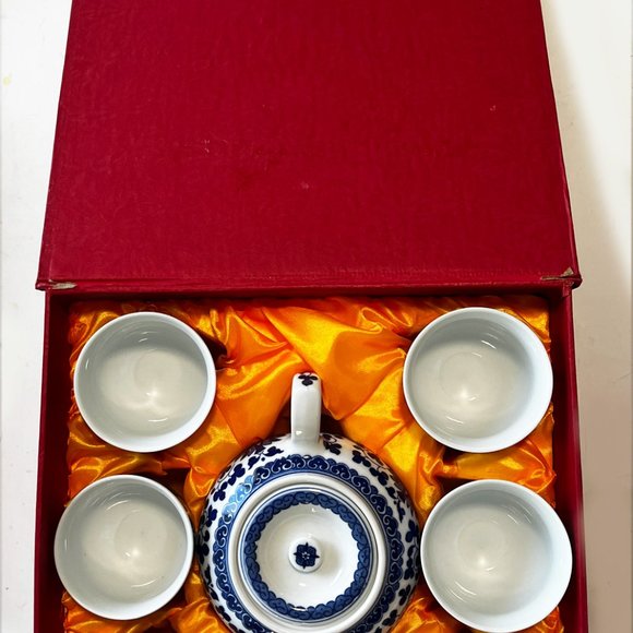 Vintage Chinese Teapot/Six Teacups in Display Case, Blue & White, REDUCED! - Picture 6 of 11